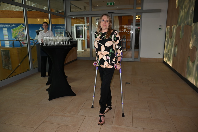 Regina Řandová stále chodí o berlích. 