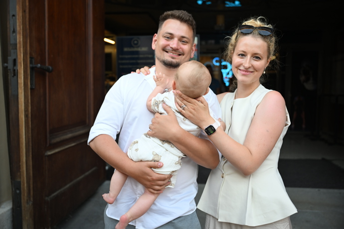 Vojtěch Staš ukázal syna Antonína po boku své partnerky Heleny.
