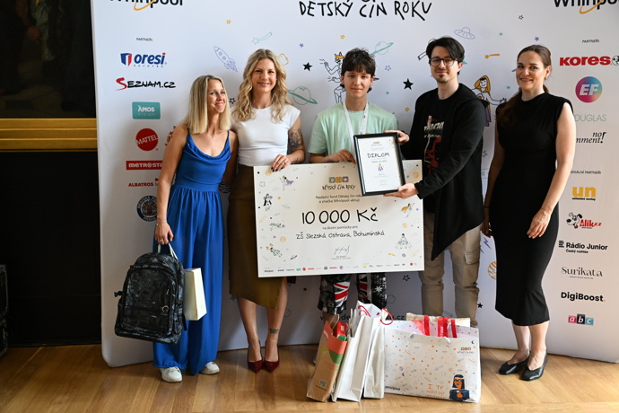 V rámci Dětského činu roku předala zpěvačka Lenny cenu v kategorii Pomoc na netu. Získal ji Josef Hic ze ZŠ Slezská Ostrava.