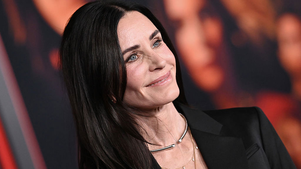 „Tak moc jsem se snažila nezestárnout, až jsem to zkazila,“ říká Courteney Cox. Po šedesátce vypadá lépe než před lety