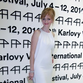 Módní královna KVIFF: Aňa Geislerová vynesla róbu ve stylu 60. let, její návrhářka prozradila, v čem jsou šaty výjimečné Módní královna KVIFF: Aňa Geislerová vynesla róbu ve stylu 60. let, její návrhářka prozradila, v čem jsou šaty výjimečné