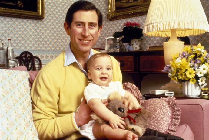 Princ Charles s dvouletým synem Williamem v roce 1984.