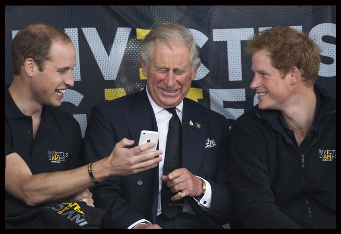A zasmát se umí i díky moderním technologiím. Co ovšem William ukazoval tátovi a bráchovi Harrymu během Invictus Games v roce 2014, zůstane už nejspíš navždy tajemstvím.