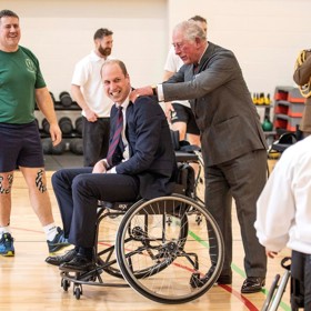 Třeba o tři roky dříve, kdy tehdy ještě princ Charles uklidňoval syna poté, co při basketbalovém zápase vozíčkářů minul koš.