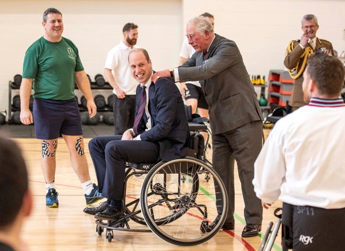 Třeba o tři roky dříve, kdy tehdy ještě princ Charles uklidňoval syna poté, co při basketbalovém zápase vozíčkářů minul koš.