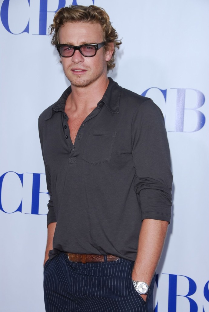 Australan Simon Baker, jenž se proslavil jako Mentalista, si ve filmu Ďábel nosí Pradu střihl roli novináře Christiana Thompsona.