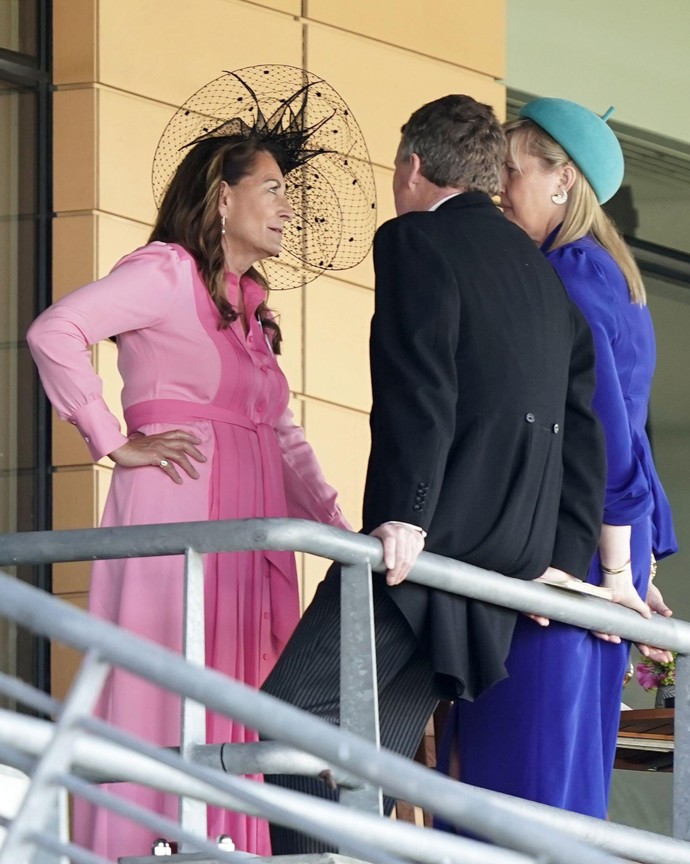 Šaty ME + EM tak měla rok po dceři na sobě i Carole Middleton, a to na dostizích v Ascotu roku 2022.