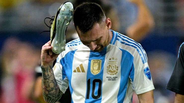 Zraněný Lionel Messi odhodil kopačku.
