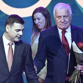 Za hru na kytaru dostal Macinka palec nahoru, opozice si do něj ale rýpla kvůli politice. Důvodem byla medaile Za zásluhy o diplomacii, kterou těsně před oslavou narozenin udělil Václavu Klausovi.
