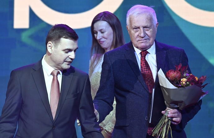 Za hru na kytaru dostal Macinka palec nahoru, opozice si do něj ale rýpla kvůli politice. Důvodem byla medaile Za zásluhy o diplomacii, kterou těsně před oslavou narozenin udělil Václavu Klausovi.