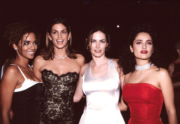 Salma Hayek ví, že jí červená sluší a nosí ji ráda a často. Takto se vymódila v roce 1997.