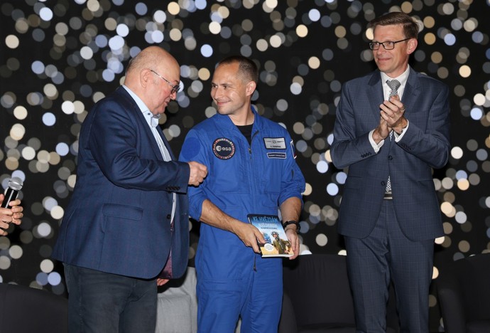 První československý astronaut Vladimír Remek a jeho budoucí kolega Aleš Svoboda
