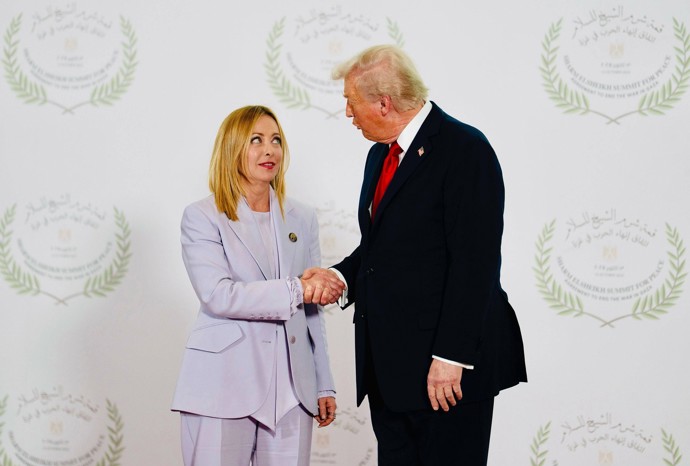 Stále častěji ale vyplouvají na povrch záznamy, kde prezident Trump mluví z cesty, má problémy vyslovovat, usíná při jednáních nebo má po těle viditelné modřiny.