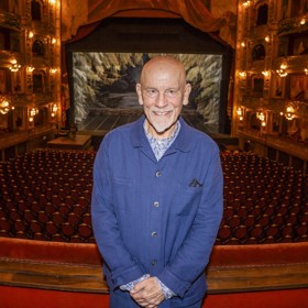 John Malkovich rozhodně není klasickým hollywoodským hercem. jeho život je opředený legendami. Vidět jste ho mohli v Nebezpečných známostech nebo třeba komedie Johnny English.