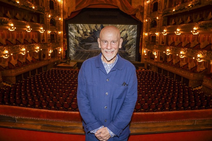 John Malkovich rozhodně není klasickým hollywoodským hercem. jeho život je opředený legendami. Vidět jste ho mohli v Nebezpečných známostech nebo třeba komedie Johnny English.