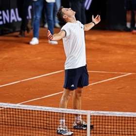 Jakub Menšík se probojoval do semifinále Roland Garros. Jistou má 17. příčku a prize money 750 000 euro.