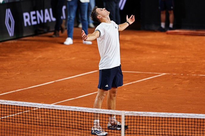 Jakub Menšík se probojoval do semifinále Roland Garros. Jistou má 17. příčku a prize money 750 000 euro.