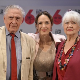 Vitalitu má po obou rodičích. Její tatínek Petr Kostka stále hraje, Carmen Mayerová je rovněž aktivní. Vitalitu má po obou rodičích. Její tatínek Petr Kostka stále hraje, Carmen Mayerová je rovněž aktivní.