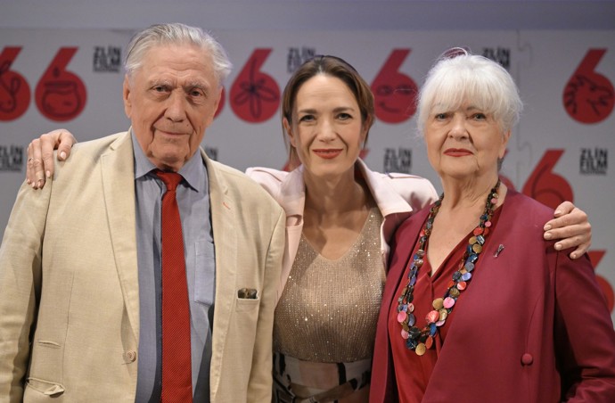 Vitalitu má po obou rodičích. Její tatínek Petr Kostka stále hraje, Carmen Mayerová je rovněž aktivní. 