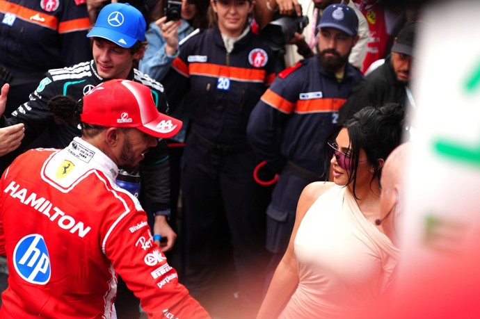Lewis Hamilton měl vedle sebe svou lásku Kim.