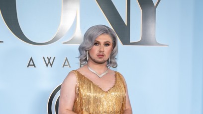 FOTO: Influencer Julian Sewell v šatech.