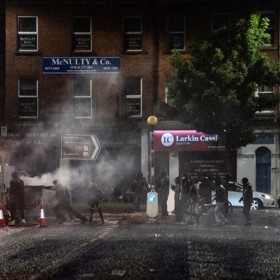 Noční protesty v Belfastu.