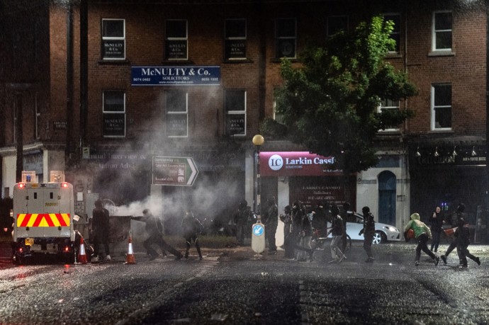 Noční protesty v Belfastu.