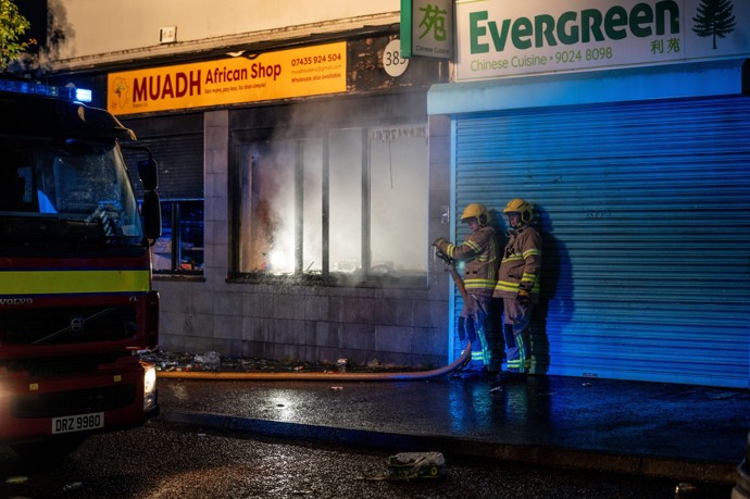 Lidé v Belfastu se bouří proti imigrantům.