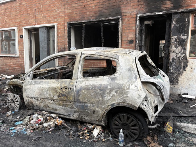 Noční protesty v Belfastu.
