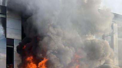 FOTO: Lidé zapalovali auta i autobusy.