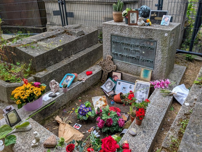 Hrob Jima Morrisona na slavném pařížském hřbitově Père-Lachaise