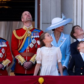 Britská královská rodina na každoroční akci Trooping the Colour, která slouží jako oficiální oslava narozenin panovníka.