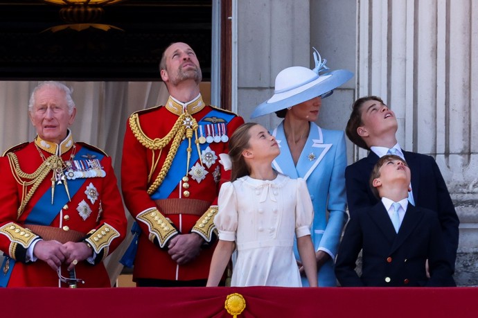 Britská královská rodina na každoroční akci Trooping the Colour, která slouží jako oficiální oslava narozenin panovníka.