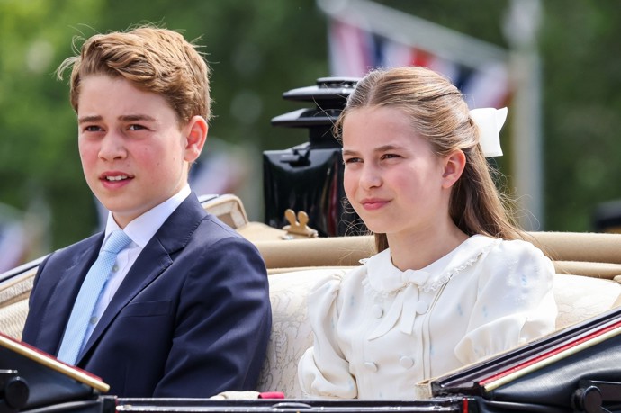 Princ George se svou mladší sestrou, princeznou Charlotte.