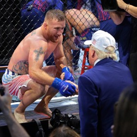 Justin Gaethje se baví s Donaldem Trumpem.