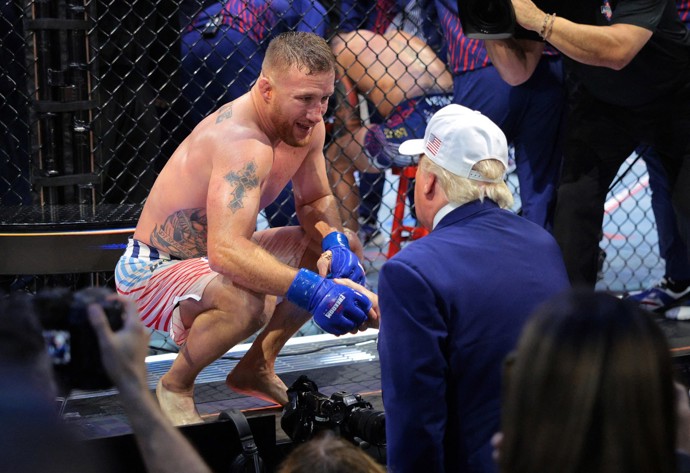 Justin Gaethje se baví s Donaldem Trumpem.
