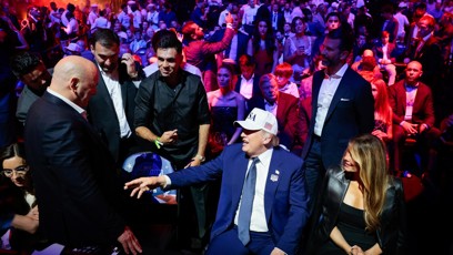 FOTO: Donald Trump seděl v první řadě.