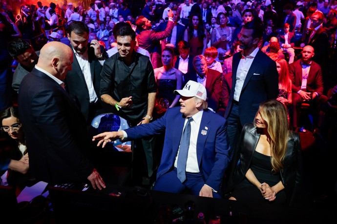Donald Trump seděl v první řadě.