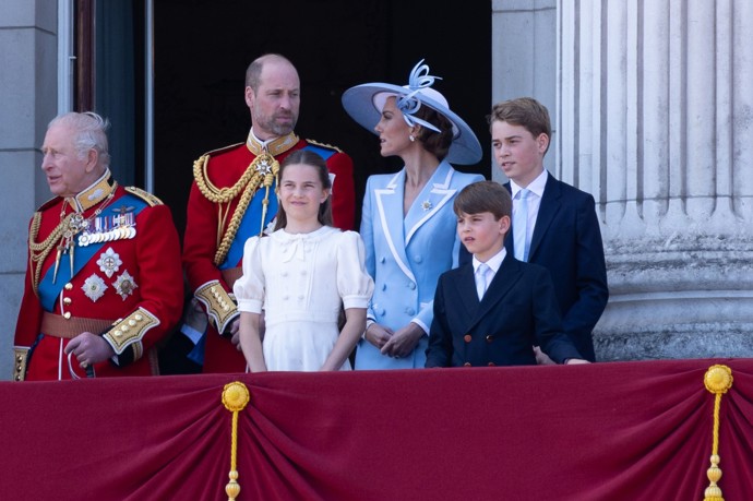 Britská královská rodina na každoroční akci Trooping the Colour, která slouží jako oficiální oslava narozenin panovníka.