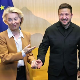 Ukrajinský prezident Volodymyr Zelenskyj s šéfkou Evropské komise Ursulou von der Leyen na summitu G7 v Évianu.