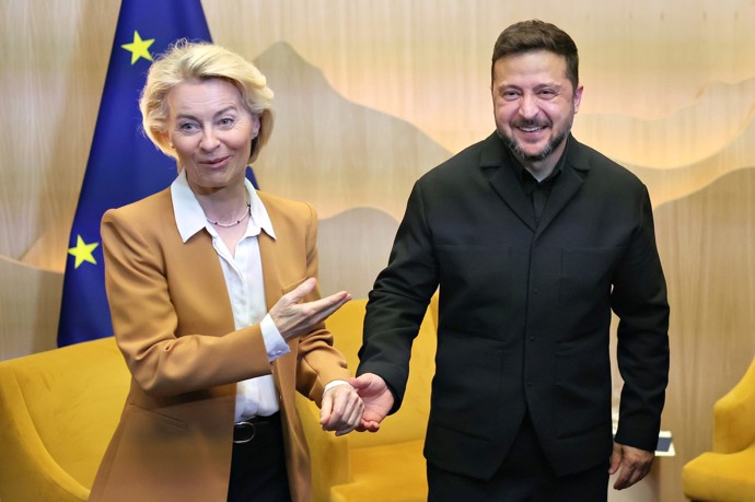 Ukrajinský prezident Volodymyr Zelenskyj s šéfkou Evropské komise Ursulou von der Leyen na summitu G7 v Évianu.