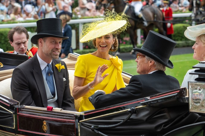 Princezna Kate dorazila na prestižní dostihy Royal Ascot v zářivě žlutých šatech.