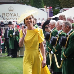 Princezna Kate byla na dostizích středem pozornosti. V zářivě žlutých šatech jí to moc slušelo.