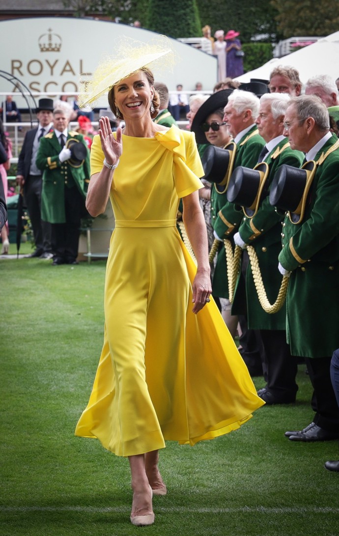 Princezna Kate byla na dostizích středem pozornosti. V zářivě žlutých šatech jí to moc slušelo.