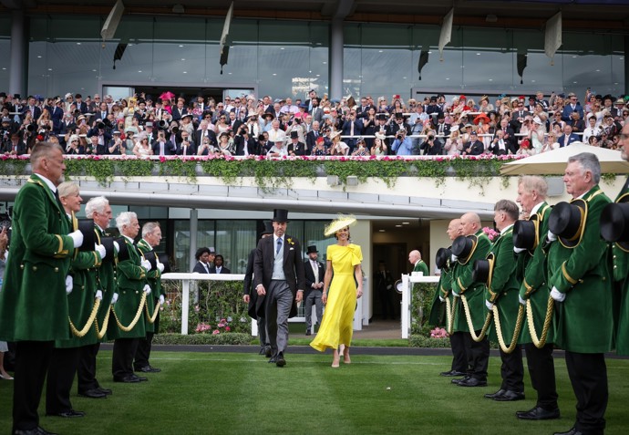 Princezna Kate dorazila na dostihy po boku svého manžela prince Williama.