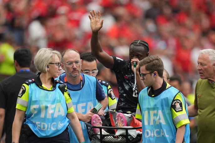 Ismaël Koné se dlouho nezvedal, nakonec přispěchali medici a odvezli zraněného Kanaďana na nosítkách.