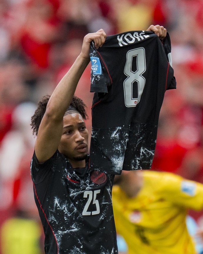 Saliba po 4. gólu Kanady běžel pro dres s číslicí 8 a jménem faulovaného Koného a před plným stadionem mu vzdal hold.