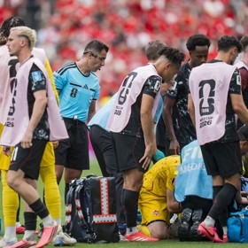Zápas Kanady s Katarem přinesl nečekané drama na fotbalový šampionát. Ismaël Koné má po faulu nadvakrát zlomenou nohu.