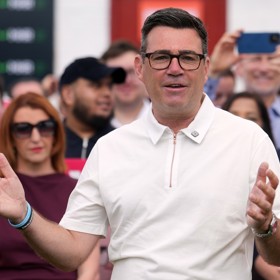 O post premiéra Británie má zájem Andy Burnham.