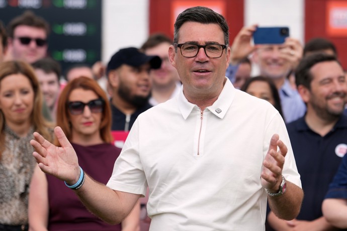 O post premiéra Británie má zájem Andy Burnham.
